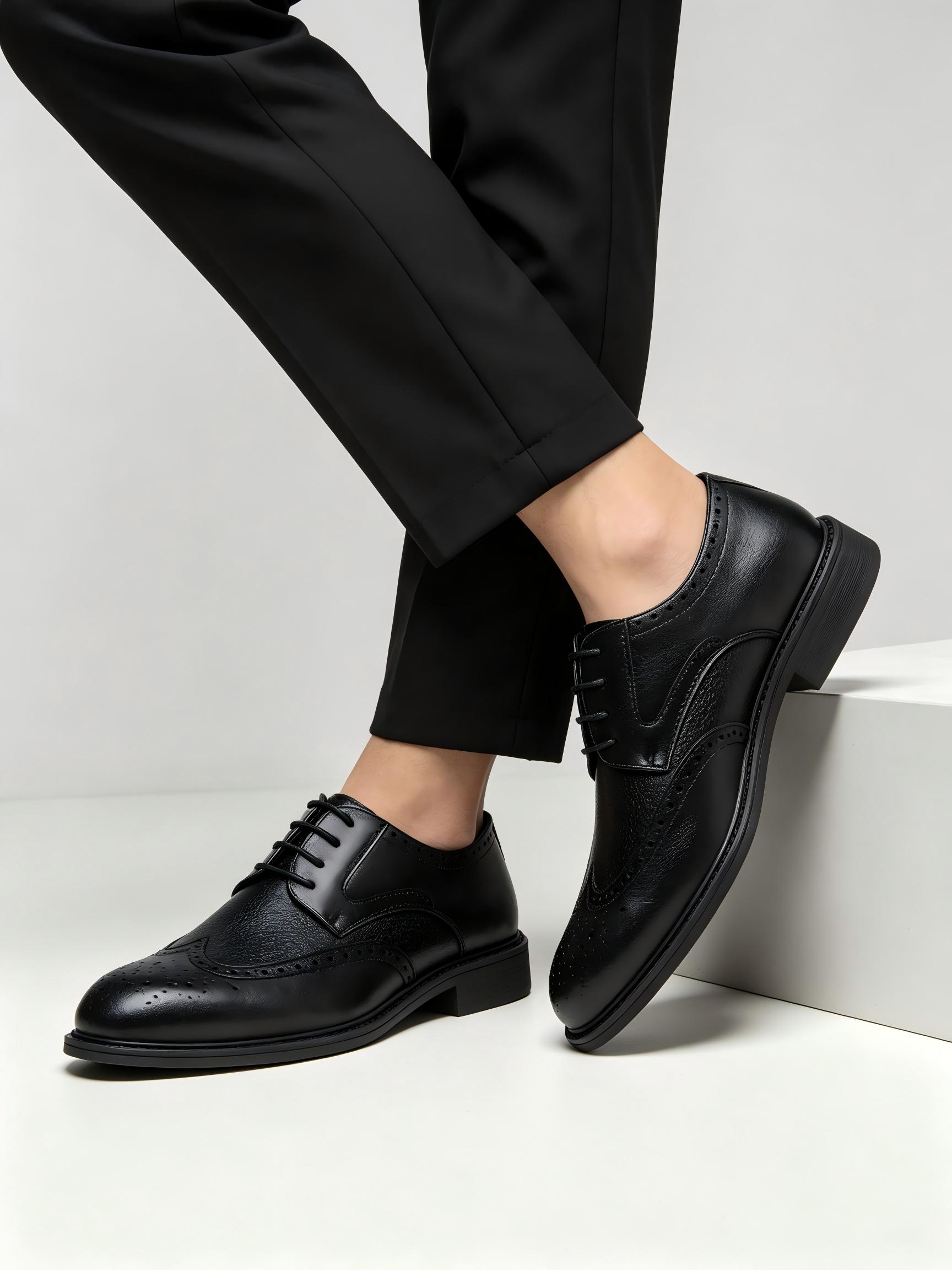 Leather Work Oxfords - デサイ メンズ フリース裏地付き ウィングチップ ブローグ オックスフォードシューズ。軽量で柔らかい革素材を使用した、オフィスや通勤に最適なフォーマルなドレスシューズ。