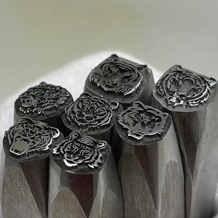 タイガーヘッドデザインメタルパンチジュエリースタンピングツー - Leatherwork Punching Tool のレビューと価格
